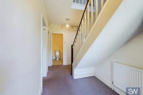4 bedroom semi-detached house to rent, Hough End Lane, Bramley, Leeds