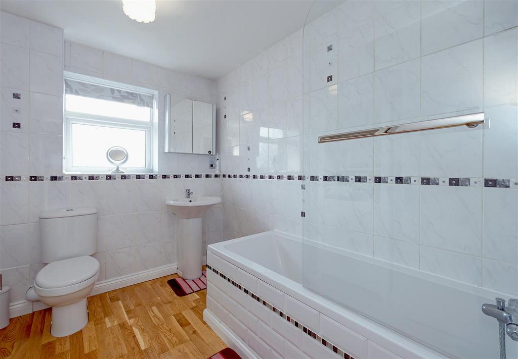 Family bathroom 1 STPP8755-Enhanced-NR.jpg