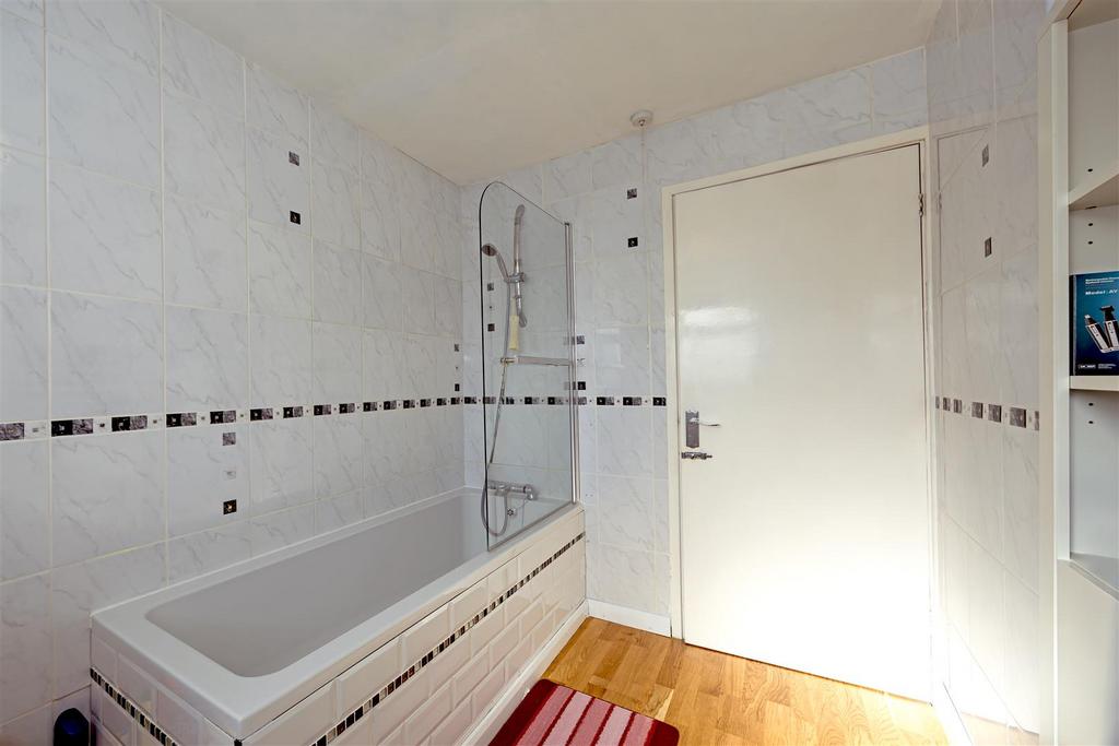 Family bathroom 1.1 STPP8759-Enhanced-NR.jpg
