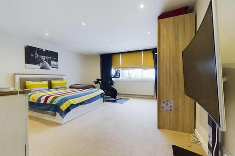 3 bedroom house to rent, Queens Terrace, London