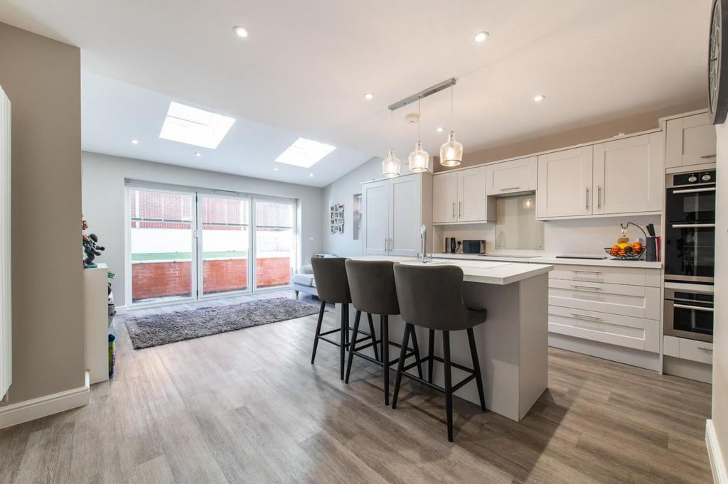 Worcester Park, Greenhithe 3 bed semidetached house for sale £475,000