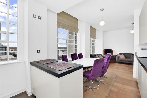 3 bedroom flat for sale, Wallis House ¦ Great West Road ¦ London