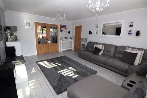 4 bedroom house to rent, Tinsley Green, Crawley, West Sussex. RH10 3NS