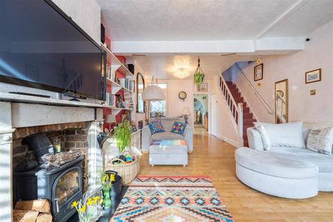 3 bedroom semi-detached house for sale, Queens Road, Leigh-On-Sea