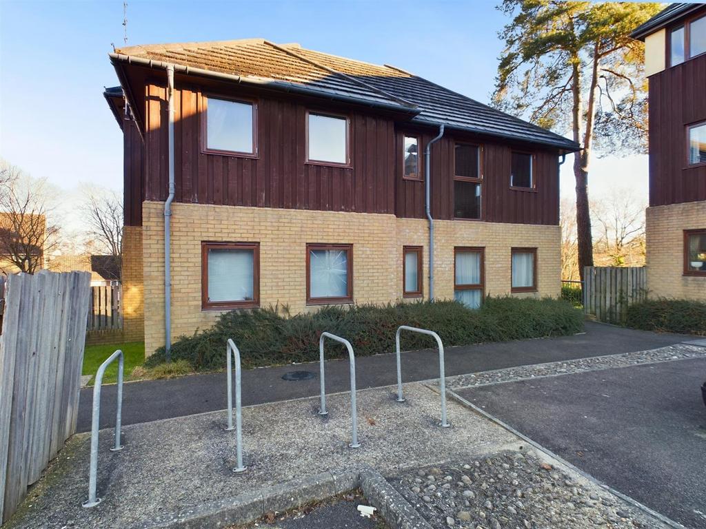 Tollgate Hill, Crawley 1 bed apartment for sale £205,000