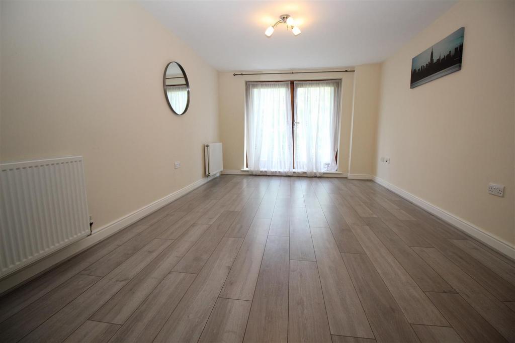 Commonwealth Drive, Crawley 2 bed apartment for sale £230,000