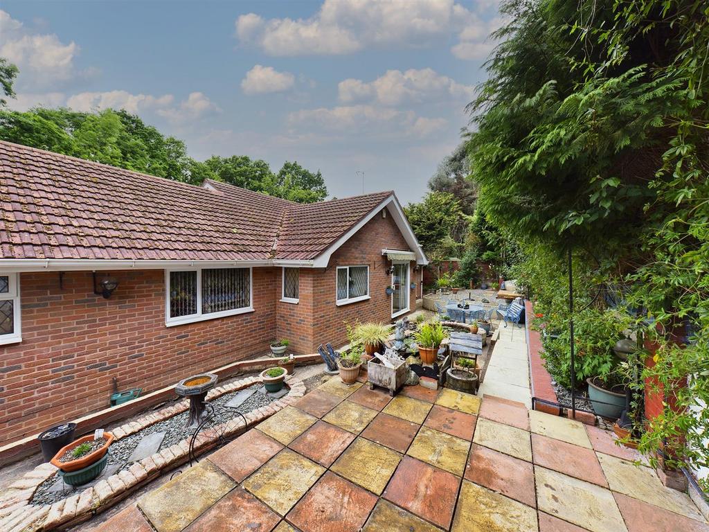 Pound Hill, Crawley 3 bed detached bungalow for sale £650,000