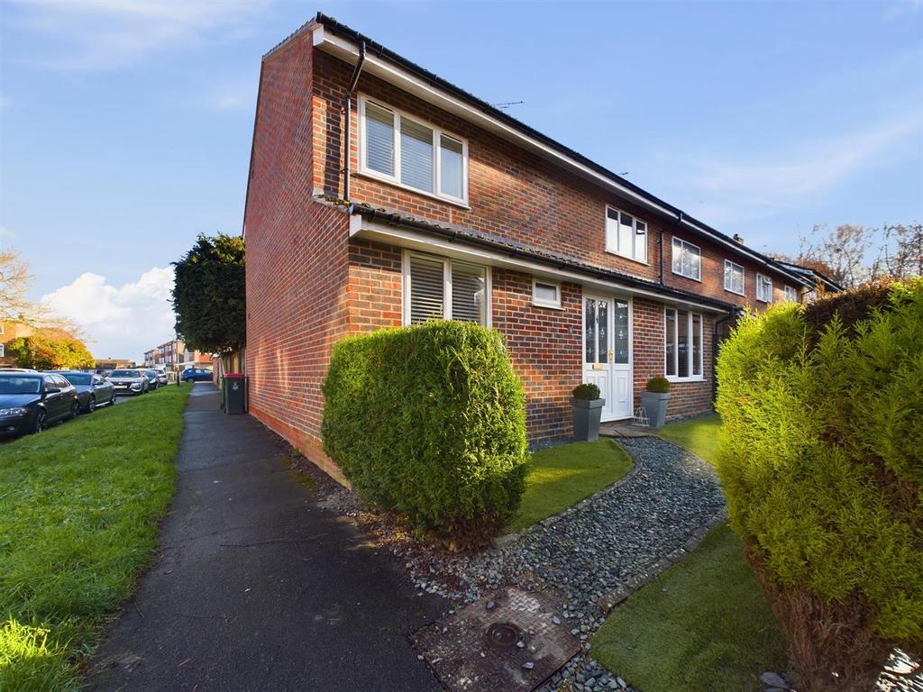 Furnace Green, Crawley 4 bed end of terrace house £425,000