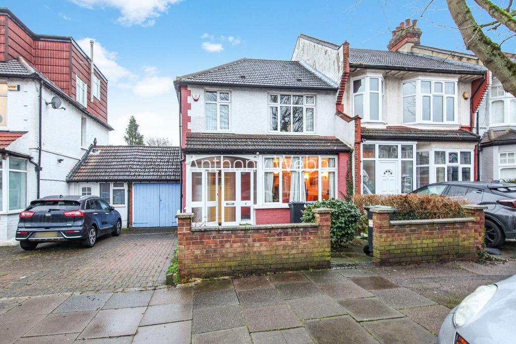 Caversham Avenue, Palmers Green, N14 3 bed end of terrace house for