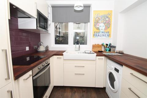 2 bedroom flat to rent, Arcadian Gardens, London