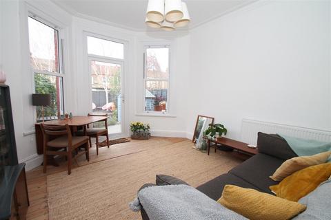 2 bedroom flat to rent, Arcadian Gardens, London