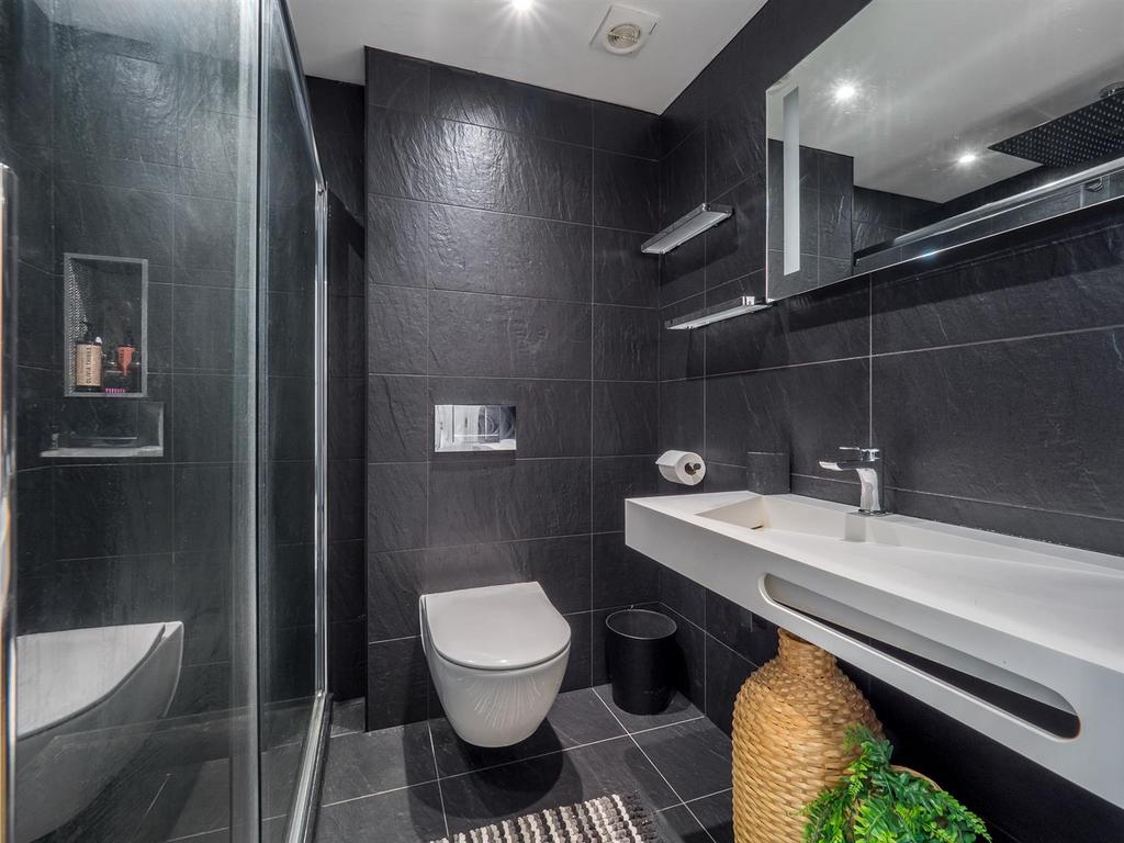 Bed 5 ensuite (ground floor)