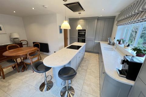 6 Ronaldsway, Heswall, Wirral, CH60 8QD