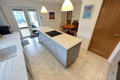 6 Ronaldsway, Heswall, Wirral, CH60 8QD