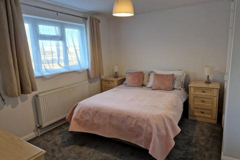 2 bedroom flat to rent, Hawthorn Way, Shepperton