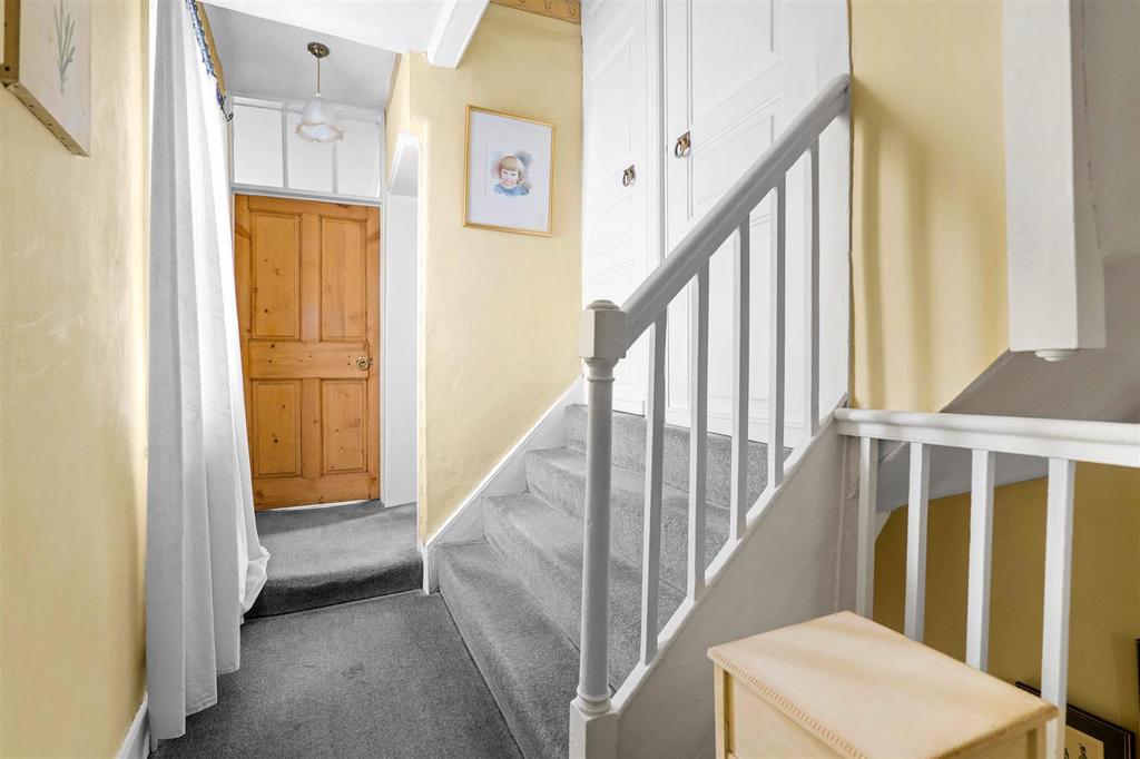 67 London Road - Hallway.jpg