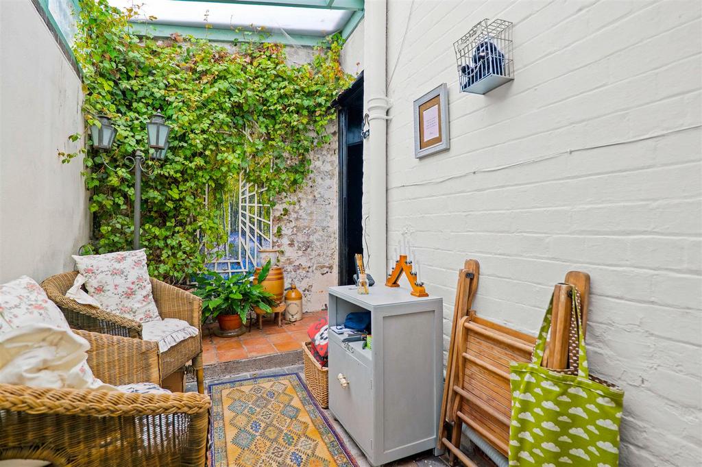 67 London Road - Seating area.jpg