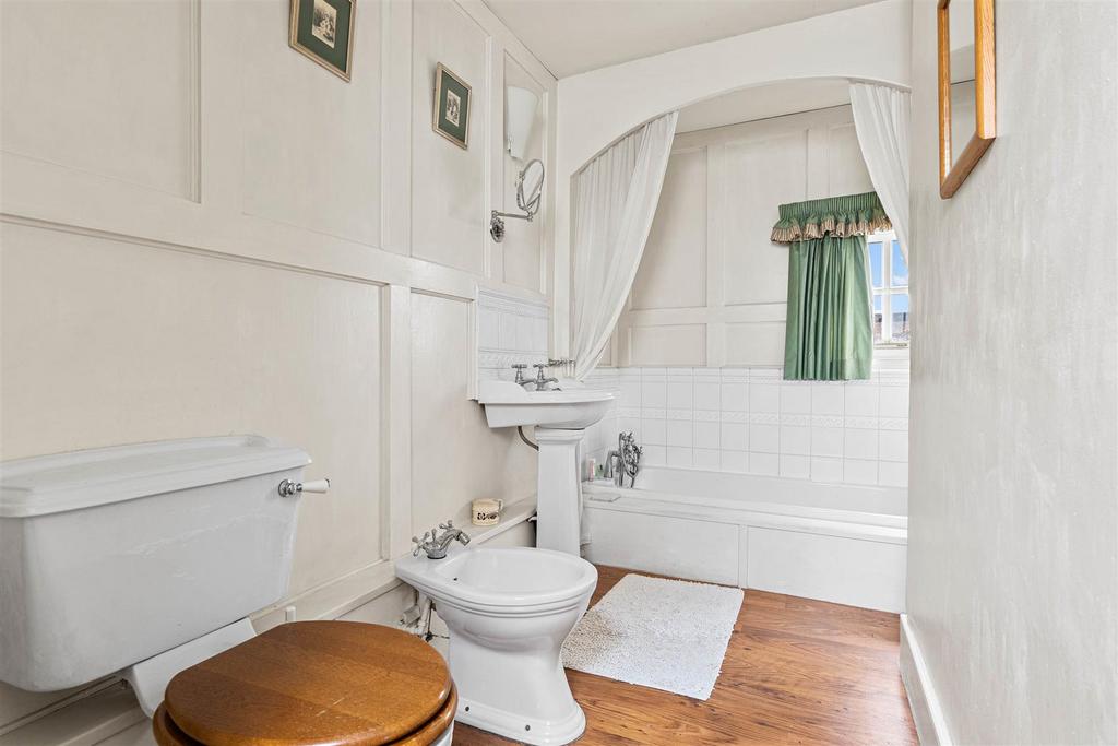67 London Road - Bathroom.jpg