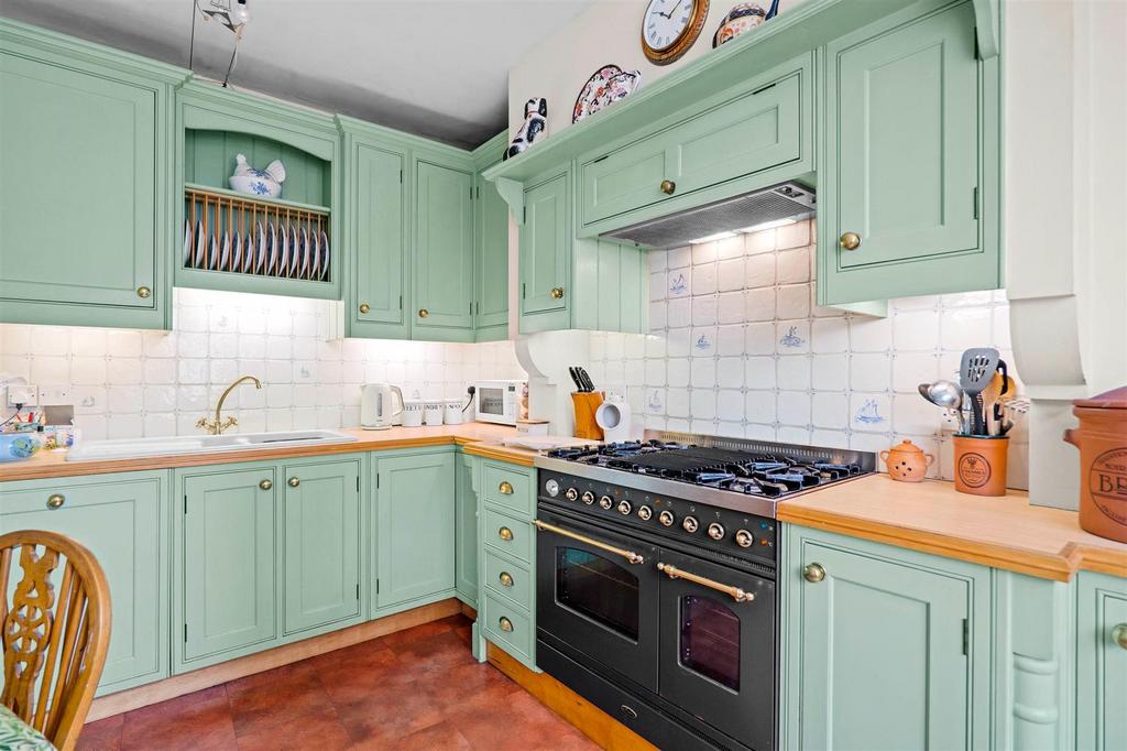 67 London Road - Kitchen .jpg