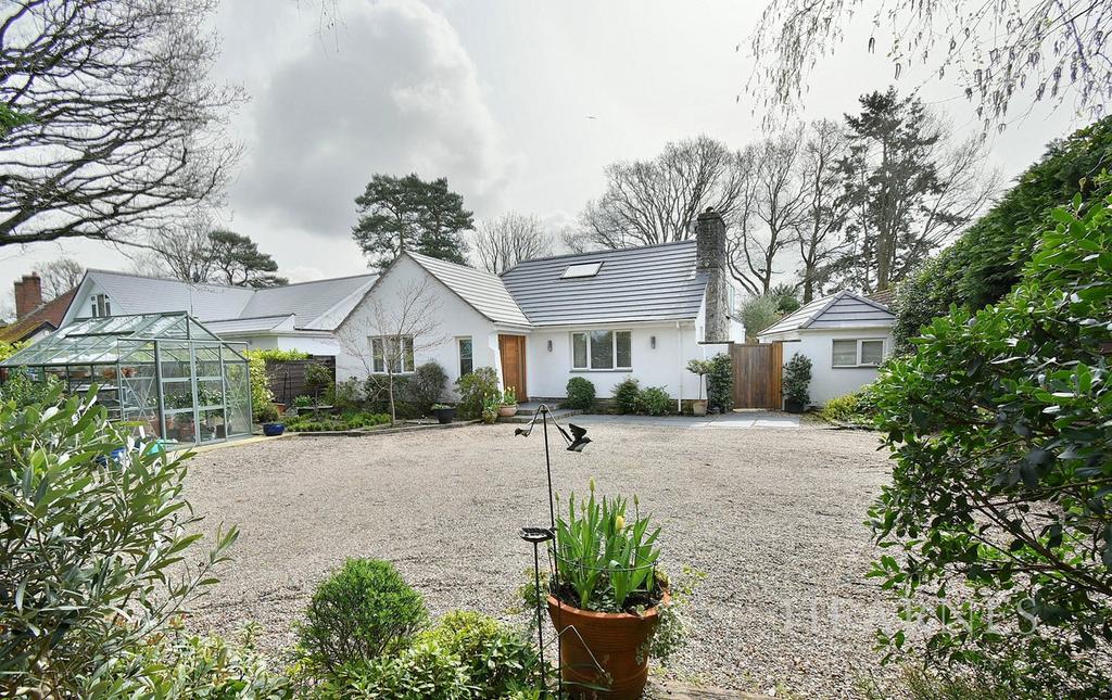 Glenwood Road, West Moors, Ferndown, BH22 4 bed detached bungalow for