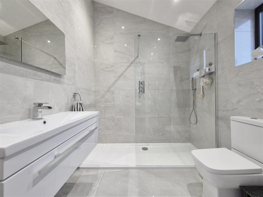 En suite shower room/wc
