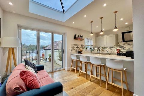 125 Cainscross Road, Stroud, GL5 4HN