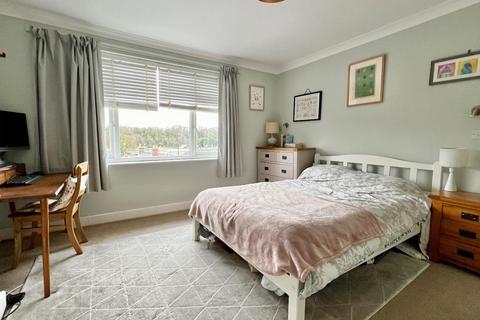 125 Cainscross Road, Stroud, GL5 4HN