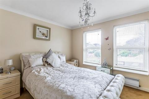 33 Beaconsfield Place, Epsom, KT17 4BD