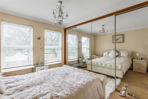 33 Beaconsfield Place, Epsom, KT17 4BD