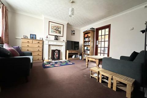 3 bedroom semi-detached house for sale - Buckingham Drive, Aylestone LE2