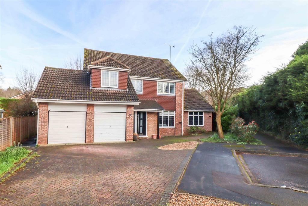 Tavistock Road, Fleet GU51 4 bed detached house for sale £800,000