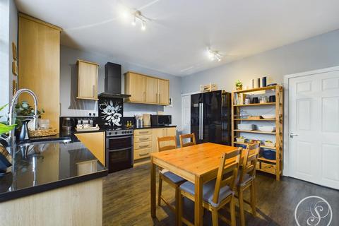 122 Town Gate, Wyke, Bradford, BD12 9JL