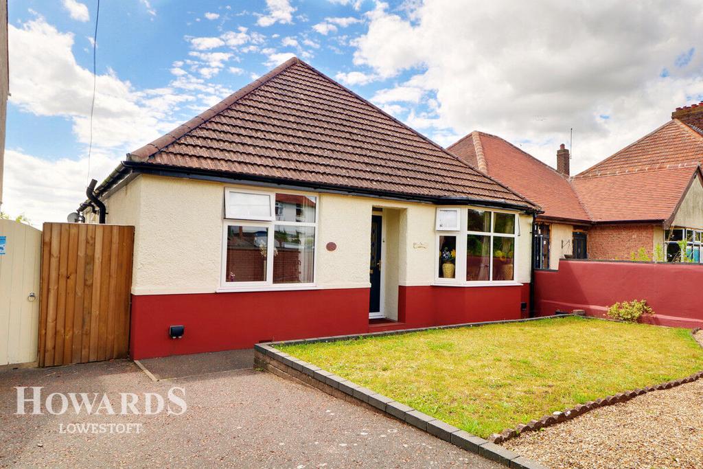 Oulton Road, Lowestoft 2 bed detached bungalow for sale £260,000