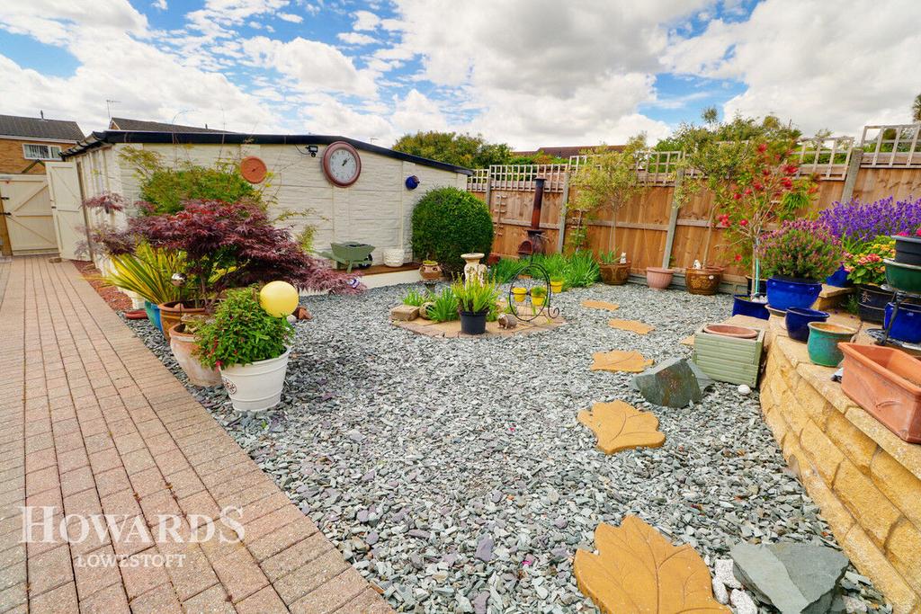 Oulton Road, Lowestoft 2 bed detached bungalow for sale £245,000