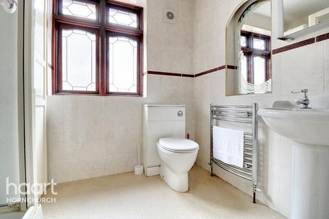 185 Warren Drive, Hornchurch, RM12 4PL