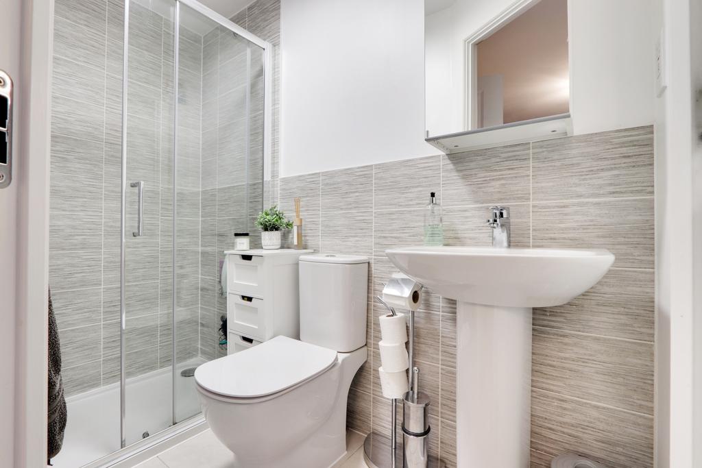 Ensuite to Bedroom 1