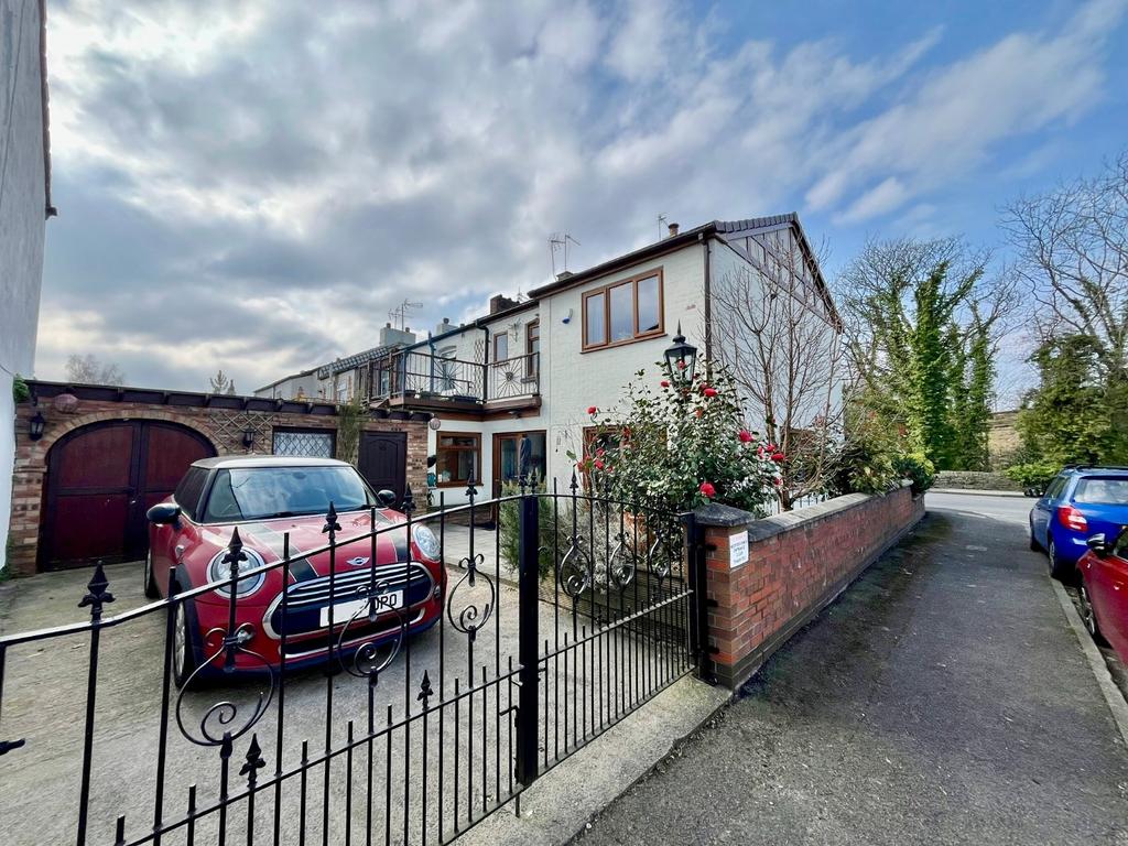 Hyde Road, Woodley, Stockport... 3 bed semidetached house for sale £