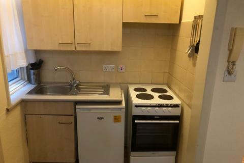 1 bedroom in a house share to rent, Park Avenue, London, NW2