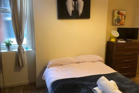 1 bedroom in a house share to rent, Park Avenue, London, NW2