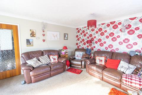3 bedroom flat for sale, (freehold), Haleswoth IP19