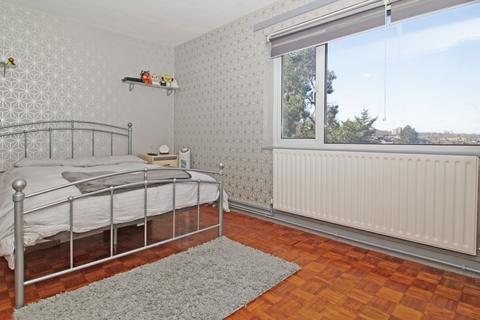 2 bedroom flat for sale, Knee Hill Crecent, London SE2