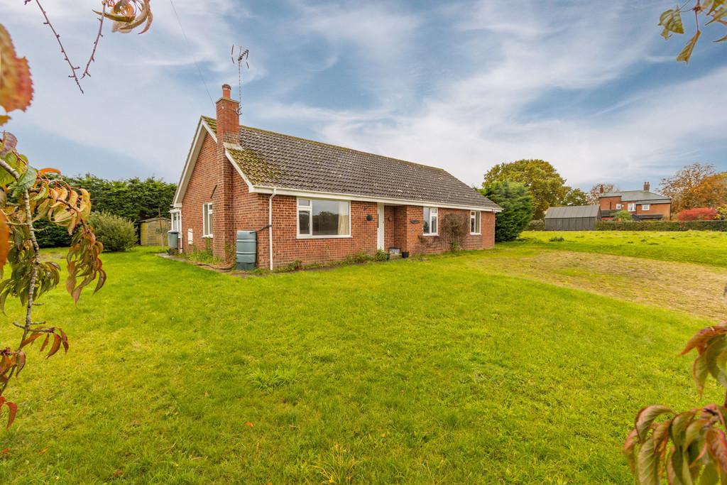 Bramfield Road, Suffolk IP19 3 bed detached bungalow for sale £300,000