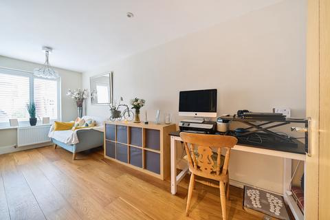 16 Soprano Way, Esher, KT10 0DG