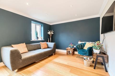 16 Soprano Way, Esher, KT10 0DG