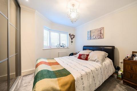 16 Soprano Way, Esher, KT10 0DG