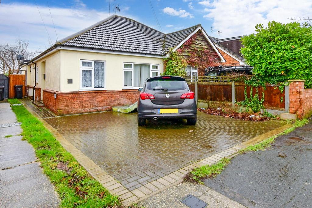 Grange Avenue, Wickford, Essex 2 bed semidetached bungalow for sale