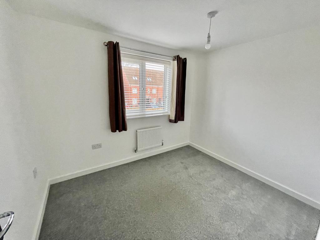 Whitney Drive, Yaxley PE7 3 bed detached house to rent £1,200 pcm (£