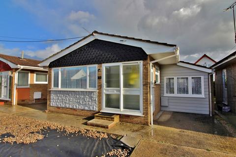 2 bedroom bungalow to rent - Marine Avenue, Canvey Island, SS8
