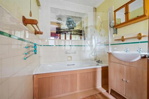 38 Hurstfield Crescent, Hayes, UB4 8DW
