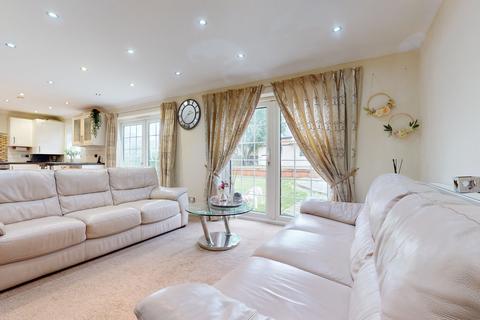 4 bedroom semi-detached house for sale - Horns Road, Ilford IG6